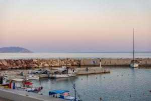 un grupo de barcos atracados en un muelle en el agua en Anafi Drops Mare, en Anafi