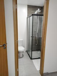 W łazience znajduje się przeszklony prysznic i toaleta. w obiekcie Pousada São José w mieście Joinville