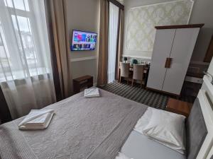 シェドルツェにあるHotel Kamienicaのベッドルーム1室(ベッド1台、タオル2枚付)