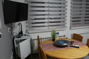 Μια τηλεόραση ή/και κέντρο ψυχαγωγίας στο Sokak 8