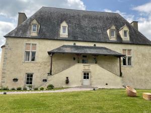 una gran casa de piedra con techo gris en La Réserve de Rilhat, en Cognat-Lyonne