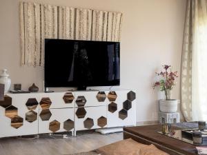 TV a/nebo společenská místnost v ubytování Andalusian Delight Family Villa with 3 bedrooms with Amazing mountains Views