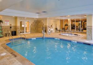 ein großer Pool in einem Hotelzimmer in der Unterkunft Hilton Garden Inn Lakewood in Lakewood