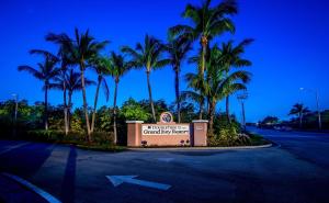 een bord met palmbomen aan de straatkant bij DoubleTree by Hilton Grand Key Resort in Key West