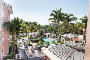 z góry widok na ośrodek z basenem i palmami w obiekcie DoubleTree by Hilton Grand Key Resort w mieście Key West