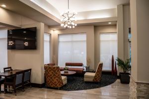 - un hall doté d'un salon avec une table et des chaises dans l'établissement Hilton Garden Inn Fayetteville/Fort Bragg, à Fayetteville