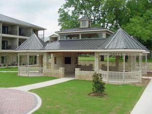 una casa grande con cenador en un patio en Hampton Inn & Suites Fredericksburg, en Fredericksburg