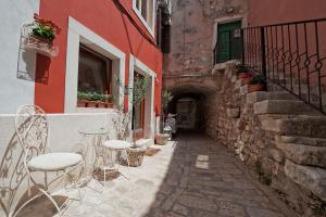 alejka ze stołami i krzesłami w budynku w obiekcie Apartments Villa Markiz w Rovinj