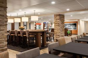 史密斯堡Hampton Inn by Hilton Fort Smith的有一张大桌子和几把椅子的餐厅