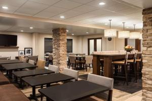 史密斯堡Hampton Inn by Hilton Fort Smith的有桌椅和酒吧的餐厅