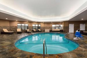 uma piscina no meio de um lobby do hotel em Hampton Inn by Hilton Fort Smith em Fort Smith