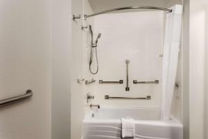 Hampton Inn by Hilton Fort Smith的一间浴室