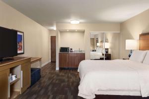 Hampton Inn by Hilton Fort Smith客房内的一张或多张床位