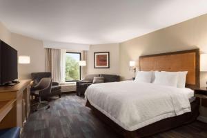 Hampton Inn by Hilton Fort Smith客房内的一张或多张床位