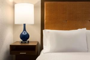 Hampton Inn by Hilton Fort Smith客房内的一张或多张床位