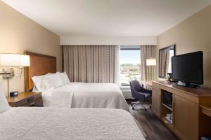 Hampton Inn by Hilton Fort Smith客房内的一张或多张床位