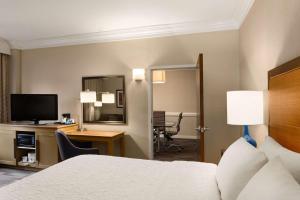 Hampton Inn by Hilton Fort Smith的电视和/或娱乐中心