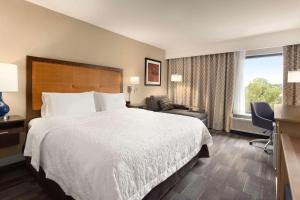 Hampton Inn by Hilton Fort Smith客房内的一张或多张床位
