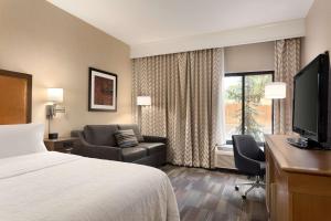 Hampton Inn by Hilton Fort Smith的电视和/或娱乐中心