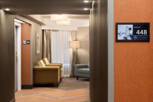Hampton Inn by Hilton Fort Smith的电视和/或娱乐中心