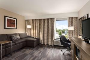 Hampton Inn by Hilton Fort Smith的电视和/或娱乐中心