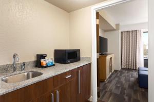 Hampton Inn by Hilton Fort Smith的厨房或小厨房