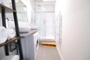 Ванная комната в Le Patio - Spacieux et lumineux T3 - 15 min centre pieds