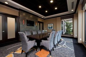 a dining room with a table and chairs at Hilton Garden Inn Ft Worth Alliance Airport in Roanoke