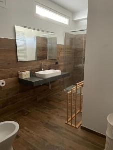 een badkamer met een wastafel en een spiegel bij La dimora delle Rose in Passignano sul Trasimeno