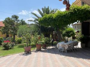 een patio met een tafel en stoelen in een tuin bij La dimora delle Rose in Passignano sul Trasimeno