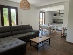 sala de estar con sofá y mesa en La dimora delle Rose en Passignano sul Trasimeno