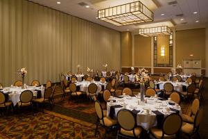 un salón de banquetes con mesas y sillas y una sala llena de en The Park Vista - A DoubleTree by Hilton Hotel - Gatlinburg en Gatlinburg