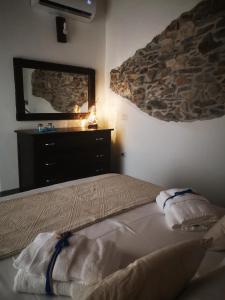 1 dormitorio con 1 cama con toallas en Domo Dizósa, en Siniscola