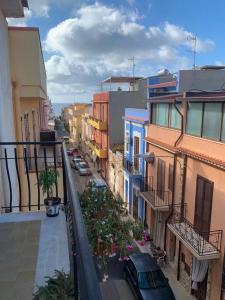 una vista aérea de una calle de la ciudad con edificios en Cusumano house en Trappeto