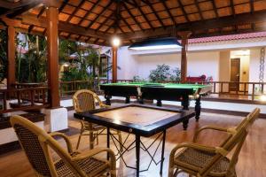 Habitación con mesa de billar y sillas en DoubleTree by Hilton Hotel Goa - Arpora - Baga, en Baga