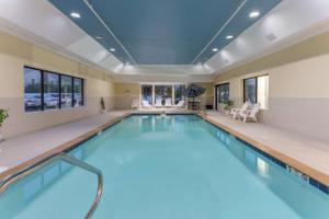 格羅頓的住宿－格羅頓/米斯提希爾頓恆庭酒店，一个带大型室内游泳池的大型游泳池