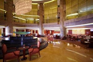 un vestíbulo de hotel con un restaurante con mesa y sillas en DoubleTree by Hilton Qinghai - Golmud, en Golmud