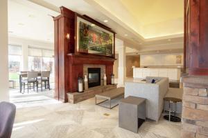 ein Wohnzimmer mit einem Kamin und einem Sofa in der Unterkunft Hilton Garden Inn Great Falls in Great Falls
