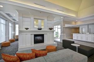 ein Wohnzimmer mit einem Kamin und einem Sofa in der Unterkunft Hilton Garden Inn Gulfport - Biloxi Airport in Gulfport