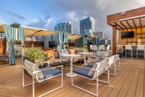 un toit-terrasse avec des tables et des chaises dans un bâtiment dans l'établissement Hilton Grand Vacations Club Hokulani Waikiki Honolulu, à Honolulu