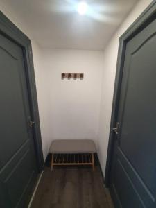 ein Zimmer mit zwei Türen und einer Bank in einem Zimmer in der Unterkunft Seeside Oasis in Clermont-Ferrand