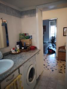 a bathroom with a washing machine and a sink at casa di carlo in Alghero
