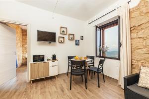 Dommu Anna في بوناي: غرفة معيشة مع طاولة وكراسي في غرفة