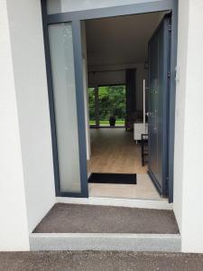 eine offene Tür eines Hauses mit Flur in der Unterkunft Villa LOE in Villach