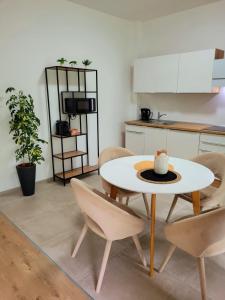 eine Küche mit einem Tisch und Stühlen im Zimmer in der Unterkunft Villa LOE in Villach