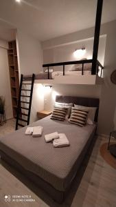 een slaapkamer met een stapelbed en 2 handdoeken bij Modern and Sunny Studio Kavala in Kavala