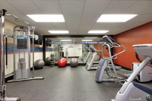 un gimnasio con cintas de correr y equipos de ejercicio. en Hampton Inn and Suites Houston Clear Lake NASA, en Webster