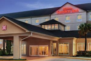 um hotel com uma placa de pousada no jardim em cima em Hilton Garden Inn Houston/Clear Lake NASA em Webster