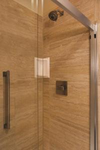 W łazience znajduje się prysznic ze szklanymi drzwiami. w obiekcie Hilton Garden Inn Houston Northwest w mieście Houston