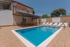 Bazén v ubytování Holiday home Natalia nebo v jeho okolí